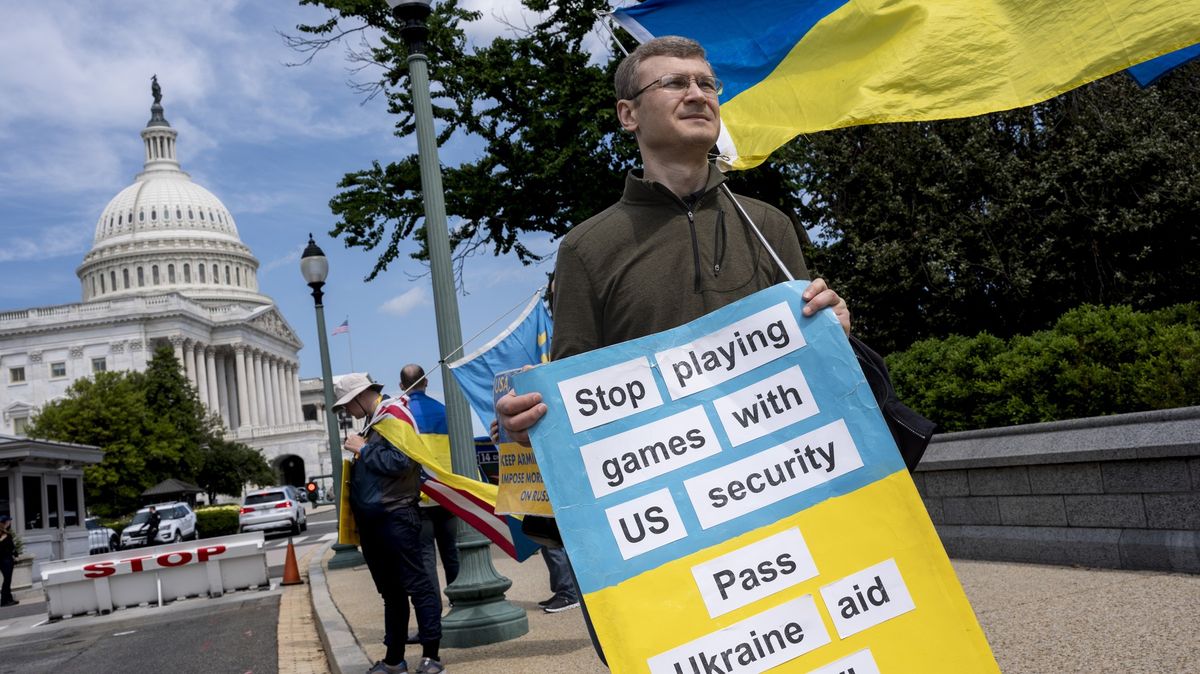 Sněmovna USA schválila pomoc Ukrajině